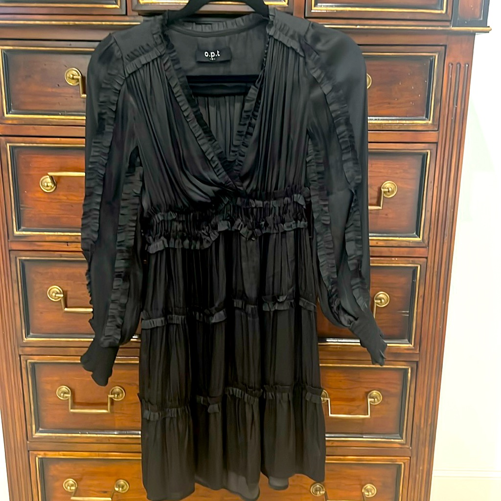 Black Dress W Ruffle Details.